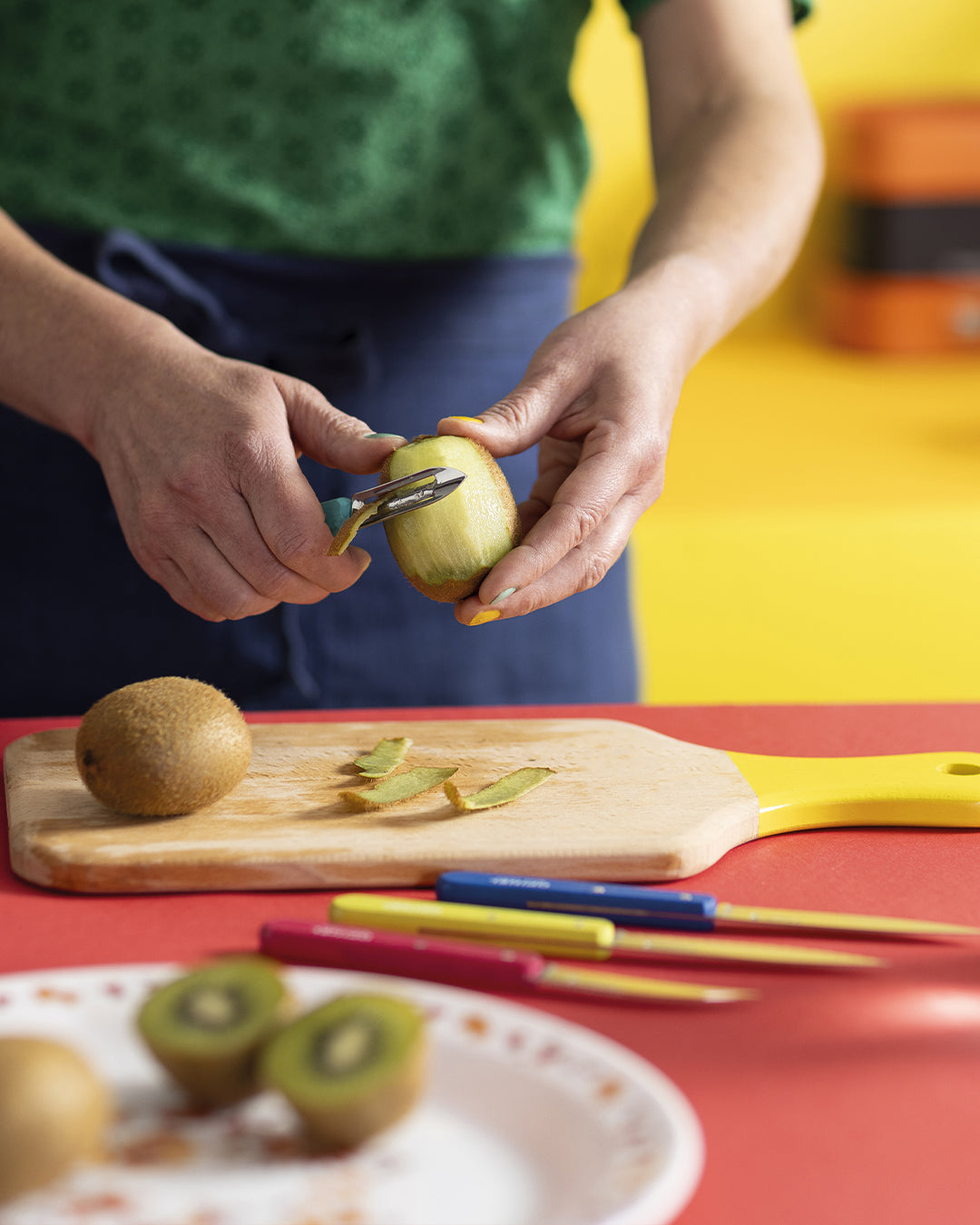 Opinel Les Essentiels du Cuisinier Pop 80 Set (003208) Expedition Exchange Pink Yellow Blue Green Peeler on Kiwi