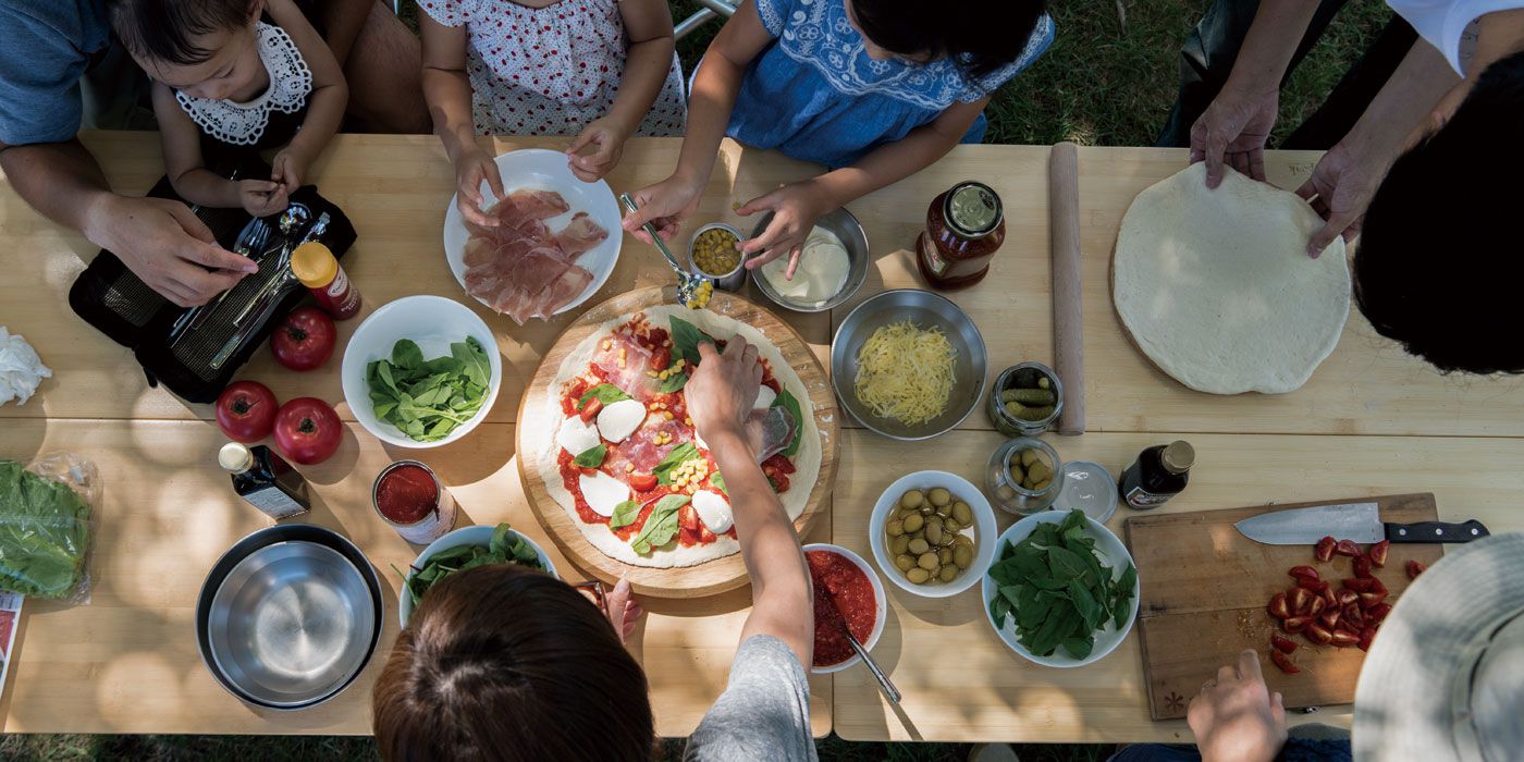 CS-208SnowPeakCuttingBoardSetL02 Expedition Exchange Santoku Knife Pizza Tomatoes Ham Cheese Spinach Bamboo Tables