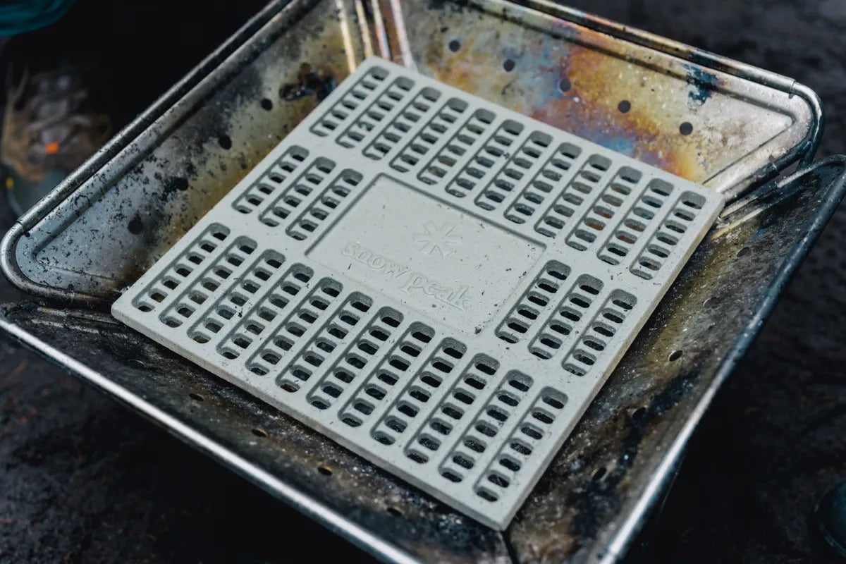 Snow Peak Large Fireplace Cast Iron Charcoal Bed (ST-032S)